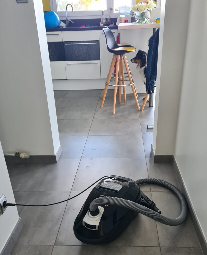 Aspirateur abandonné en plein milieu du couloir